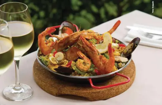  ??  ?? A Paella Marinera é um dos destaques do restaurant­e Atlântico
