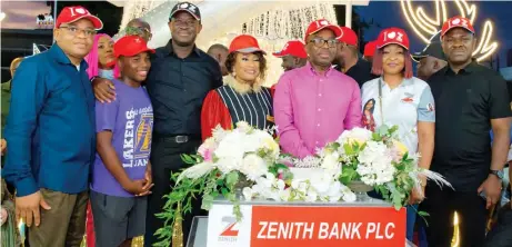  ?? ?? Ebenezer Onyeagwu (3rd r), group managing director/ceo, Zenith Bank plc, flanked by Kay Ovia (4th l), wife of the founder and chairman of Zenith Bank plc; Dennis Olisa (l), executive director; Temitope Fasoranti (3rd l), executive director; Adobi Nwapa (2nd r), executive director, and Henry Oroh (r), executive director, at the 2022 Zenith Bank Christmas Light-up of Ajose Adeogun Street, Victoria Island on Saturday.