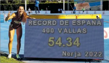  ?? ?? Sara Gallego posa con el luminoso que muestra su récord de España de 400 vallas en el Nacional en Nerja.