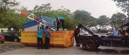  ?? PIC COURTESY OF READER ?? Subang Jaya Municipal Council workers dismantlin­g the boom gate, guardhouse and other security barriers in USJ 4 Casablanca in Subang Jaya on Thursday.