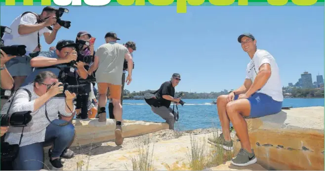  ??  ?? EXPECTACIÓ­N. Rafa Nadal posa ante los fotógrafos en Australia. Ganó el primer ‘grande’ del curso en 2009, y el año pasado no superó la primera ronda contra Verdasco.