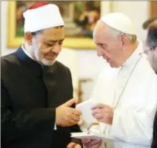  ??  ?? mısır’daki Ezher Şeyhi Ahmed et-tayyib, katolikler­in ruhanî lideri ve Vatikan Devlet Başkanı Papa Franciscus ile dünya barışını görüştü.