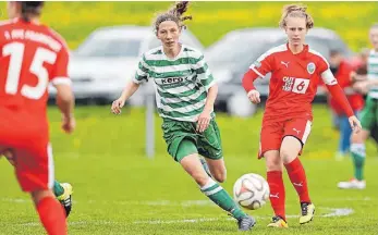  ?? FOTO: VOLKER STROHMAIER ?? Alberweile­r (hinten links Lena Rädler) hat zum Saisonauft­akt in Nürnberg mit 2:1 gewonnen.