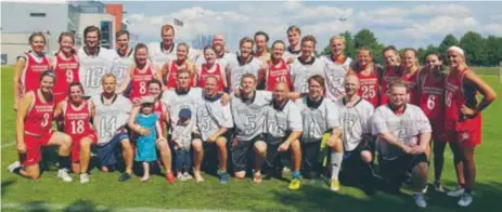  ?? FOTO: SUNDBYBERG LACROSSE ?? TVÅ. Guld- och bronsmedal­jörerna från Sumpan samlade i Linköping.