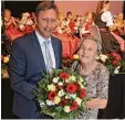  ??  ?? Die bald 95 jährige Anni Furchtner wur de für ihr Engagement beim Roten Kreuz seit 75 Jahren geehrt.