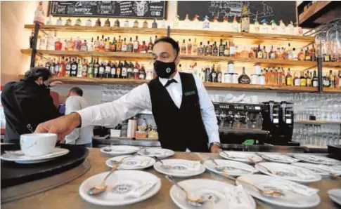  ?? EP ?? Un camarero sirve un café a un cliente en una cafetería de Palma de Mallorca