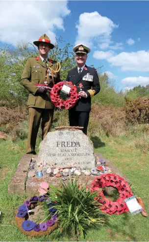  ?? ?? Brigadier Jim Bliss, New Zealand Defence Force, and Captain David Mcewan, Royal New Zealand Navy, at the grave of Freda, the WWI mascot of the 5th (Reserve) Battalion of the 3rd New Zealand Rifle Brigade