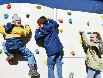  ?? ?? In Neumühle haben Kinder seit April 2022 sogar eine Kletterwan­d, anderswo werden Spielplätz­e schmerzlic­h vermisst.