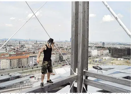  ??  ?? Der letzte Coup der Urban Monkeys: Eine Kletterakt­ion samt spektakulä­rem Ausblick auf dem Bahnorama nahe des Wiener Hauptbahnh­ofs