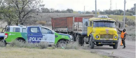  ??  ?? LOS CONTROLES se realizan en los dos principale­s accesos a la población. Los demás se encuentran vallados.