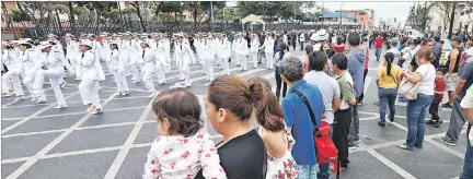  ?? VALENTINA ENCALADA / EXPRESO ?? Jornada. Decenas de padres, al igual que otras veces, acompañaro­n a sus hijos hasta el término del desfile, llevado a cabo en el Malecón.