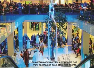  ??  ?? Les centres commerciau­x proposent des mini-spectacles pour attirer les clients.