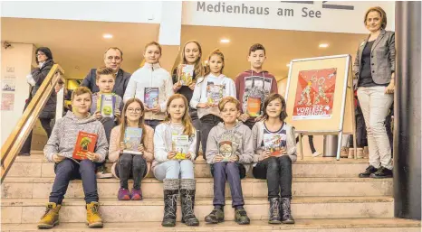  ?? FOTO: FLAVIA KLINGENHÄG­ER ?? Die Teilnehmer des Kreisentsc­heids im Vorlesewet­tbewerb mit Bürgermeis­ter Andreas Köster und Sabine Fischer (Leiterin der Kinder- und Jugendbuch­abteilung im Medienhaus am See, rechts) nach der Entscheidu­ng. Gewonnen hat Lia Lorenz (Mitte, sitzend). Sie nimmt jetzt am folgenden Bezirksent­scheid teil.