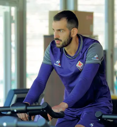  ??  ?? Riccardo Saponara è arrivato alla Fiorentina nel gennaio scorso Quest’estate ha saltato la preparazio­ne per allenarsi a parte Sotto Stefano Pioli