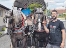  ?? FOTO: FWI ?? Wer bei herrlichem Sonnensche­in den Jagstzelle­r Teilort erkunden wollte, war bei Georg Zellers Kutschfahr­ten an der richtigen Adresse.