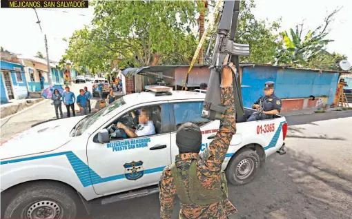  ??  ?? FRANCIS ENRIQUE NAJARRO, DE 31 AÑOS, EMPLEADO DE LA ALCALDÍA DE SAN SALVADOR, FUE ASESINADO AYER EN LA CALLE BARCELONA DE LA RESIDENCIA­L JARDINES DE MONTEBELLO.