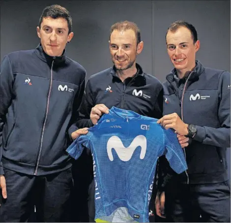  ??  ?? Marc Soler, Alejandro Valverde y Enric Mas posan con el maillot del Movistar durante una concentrac­ión en Mallorca.