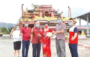  ??  ?? Susan hands over the RM3,888 donation to Chua at the.Tien Nam Shi Temple in Kinarut.