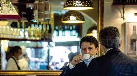 ??  ?? Al bar
Il presidente del Consiglio mentre beve un caffè vicino a Palazzo Chigi con il sottosegre­tario Andrea Martella