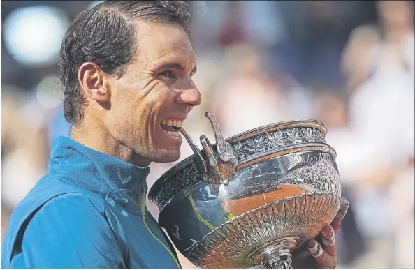  ?? Foto: ap ?? Rafa Nadal muerde la Copa de los Mosquetero­s, otra de las tradicione­s de sus éxitos en París. el tenista balear, de 36 años, ganó en la final de 2022 a Casper Ruud por 6-3, 6-3 y 6-0