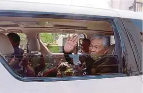  ?? PIC BY AZHAR RAMLI ?? Barisan Nasional acting chairman Datuk Seri Dr Ahmad Zahid Hamidi and Datuk Seri Hishammudd­in Hussein leaving Istana Arau after an audience with the ruler yesterday.