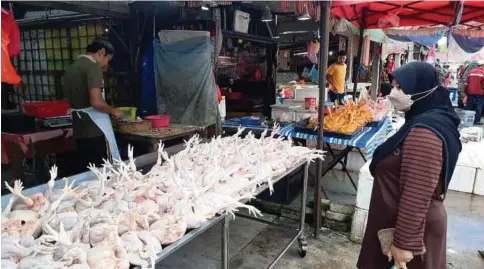  ?? ?? AYAM yang dijual di Pasar Pagi Jaya Gading, Kuantan. - Gambar NSTP/ASROL AWANG