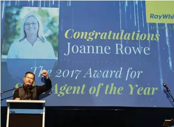  ?? PHOTO: CONTRIBUTE­D ?? Mike Van Acker announces Joanne Rowe as 2017 Agent of the Year.