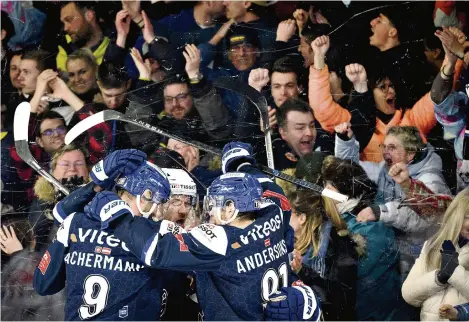  ?? (LA CHAUX-DE-FONDS, 15 MARS 2023/LAURENT GILLIÉRON/KEYSTONE) ?? Les Chaux-de-Fonniers sont très attachés à leur club, en témoigne l’engouement à la patinoire des Mélèzes, lors du premier acte de la finale de Swiss League l’année passée.