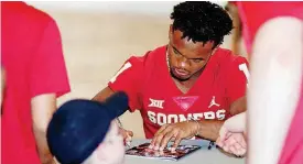  ?? [PHOTOS BY ANYA MAGNUSON] ?? Oklahoma quarterbac­k Kyler Murray signs an autograph on Sunday during Meet the Sooners Day in Norman.