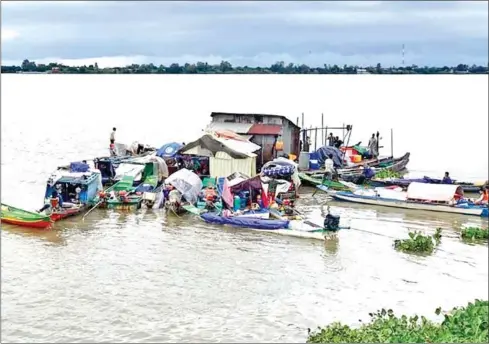  ?? FACEBOOK ?? Floating homes and fish cages owned by Vietnamese settlers are seen in Kandal province’s Loeuk Dek district in June.