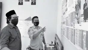  ?? FRIZAL/JAWA POS ?? CEK LAPANGAN: Komisioner Bawaslu Surabaya Divisi PHL Hidayat (kiri) saat supervisi kesiapan pilwali dengan didampingi Ketua Panwas Jambangan Andik Suyono.