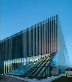  ?? W0JCLECH KRYNSKI ?? ELEMENT. Spel med fönstergla­s och linjer bryter den lådformade arkitektur­en på museet som fick allra första Finlandiap­riset för arkitektur.