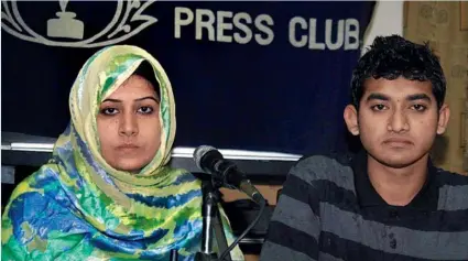  ??  ?? RINKLE KUMARI (LEFT) WITH HER HUSBAND NAVEED SHAH