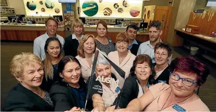  ?? MARTIN DE RUYTER/ THE LEADER ?? The faces behind the win - customer service staff Sheryl Skinner, left, Natasha Hicks, Jules Hobbs, Lilian Connell, Lydia Breen-Rickerby, Sue Cole, Helen Bennett, Di Lowe, Jenny Simms, Tushar Koppikar, Lynne Murray, Mike Wells, Katherine Hunker and Jane McLeod with their customer service award.