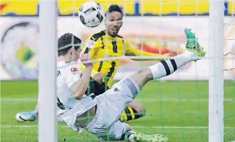  ?? FOTO: IMAGO ?? Pierre-Emerick Aubameyang trifft für den BVB zum zwischenze­itlichen 2:2, Andreas Christense­n kommt mit seiner Grätsche zu spät.