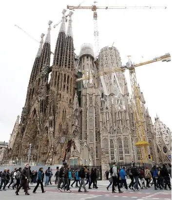  ??  ?? La basilique Sagrada Familia, devant laquelle des dizaines de grévistes campaient à la mi-journée, a été fermée pendant plusieurs heures, hier, à Barcelone.