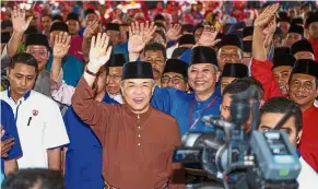  ?? — Bernama ?? Meeting the people: Dr Ahmad Zahid (centre) with Annuar (Dr Ahmad Zahid’s left) and others greeting the people at the Kelantan Poverty Foundation Complex in Melor.