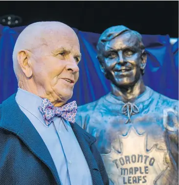  ?? — POSTMEDIA NEWS FILES ?? Toronto Maple Leafs alumnus Dave Keon poses for a photo Thursday with his statue along Leafs’ Legends Row outside Air Canada Centre in Toronto.