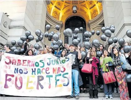  ?? JUANO TESONE ?? Protesta con globos negros. Familiares de víctimas del colegio Ecos, en Tribunales, en 2016.