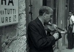  ??  ?? Violinista Una delle immagini d’archivio in mostra