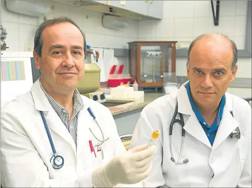  ?? FOTOS: NESTOR GRASSI ?? PIONEROS. Los doctores Justo Carbajales (izq.) y Mario Principato (der.), creadores del primer grupo sudamerica­no de cardiogenó­mica.