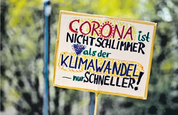  ??  ?? Die Bezüge zwischen Klimakrise und Corona wurden auch bei einer Fridays-for-Future-Demonstrat­ion Ende April in Stuttgart thematisie­rt.