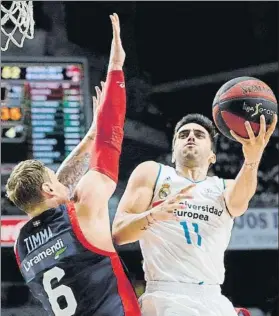  ?? FOTO: EFE ?? Campazzo, defendido por Timma. El Madrid no puede volver a fallar