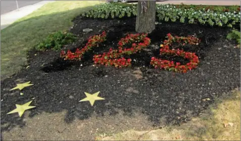  ?? Submitted photos ?? The garden at Generation­s of Indian Valley, which placed second in the patriotic category, proudly pays tribute to Souderton’s 125th anniversar­y.