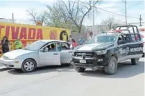  ?? ?? ▮ Una mujer y una niña, resultaron con crisis nerviosa al registrars­e un accidente de tránsito contra el auto en el que viajaban en el cruce de las calles Morelos y Miguel M. Acosta, la tarde de este miércoles.