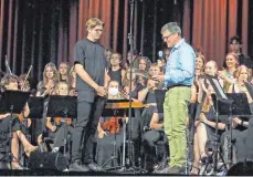  ?? FOTO: HELMUT VOITH ?? Der Elternbeir­atsvorsitz­ende Hans Tieber überreicht Nils Janthur den EstherNipp­er-Preis.