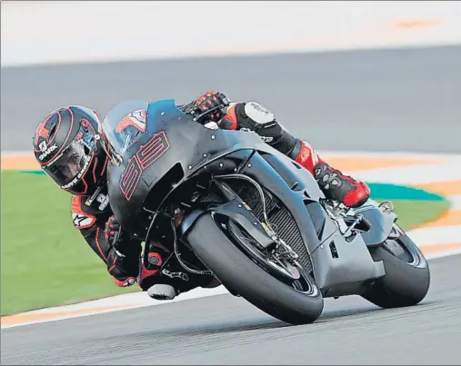  ?? FOTOS: EFE ?? Jorge Lorenzo ya ha dado sus primeras 30 vueltas con la RC213V de Honda y ha trabajado con su nuevo jefe técnico Ramón Aurín; Joan Mir también se estrenó y Márquez probó moto nueva