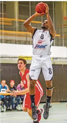  ?? ARCHIVFOTO: RUPPENTHAL ?? Fred Addae noch im Trikot der Völklinger: Der Saarbrücke­r Spielertra­iner konnte im Saar-Derby gegen seinen Ex-Verein nicht auflaufen.