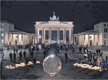  ?? FOTO: DPA ?? Gedämpftes Licht am Brandenbur­ger Tor, vor dem eine Weltkugel und die Worte „Earth Hour“leuchten.