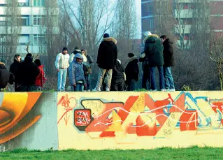  ?? Le «piramici» ?? Sopra i blocchi di cemento al centro del parco, detti «piramidi» , spesso di radunano giovani sbandati e spacciator­i